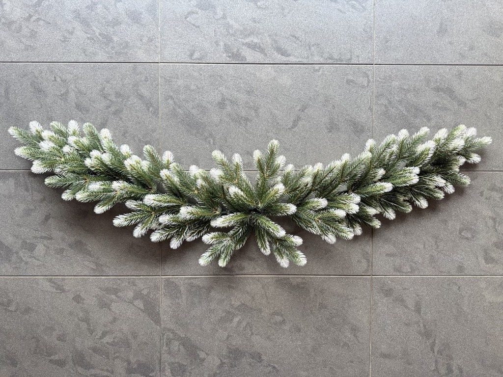 Гирлянда из литых веток длинной 140 см. зелено-белая