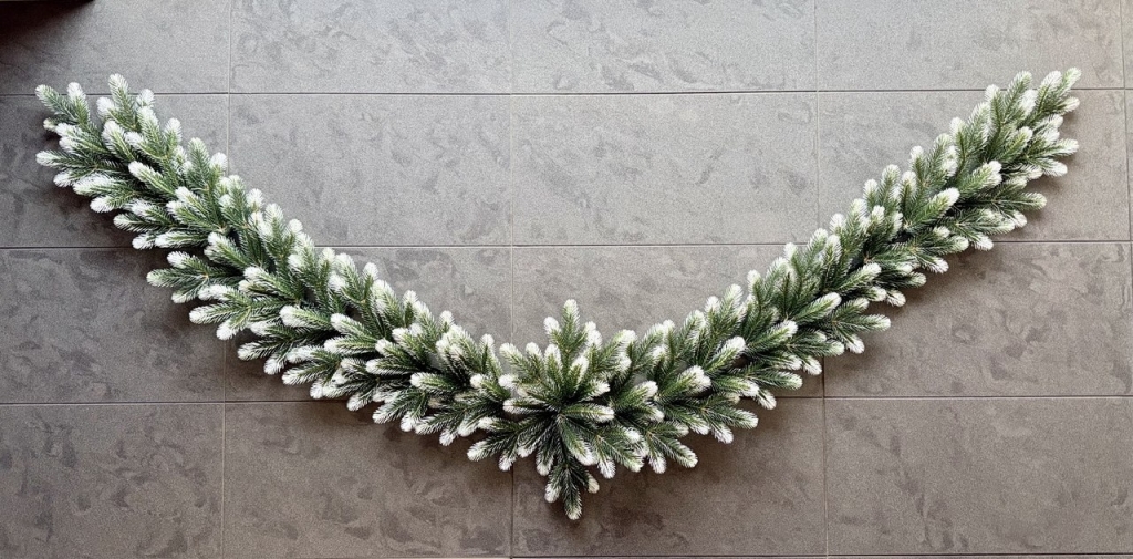 Гирлянда из литых веток с белыми кончиками длинной 220 см.