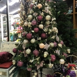 Елка литая зеленая 1.8 метра украшенная