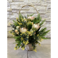 Кошик з лози прикрашений