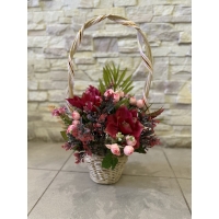 Кошик з лози прикрашений