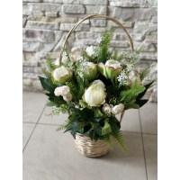 Кошик з лози прикрашений