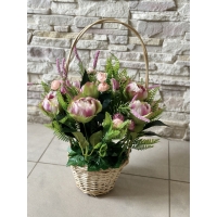 Кошик з лози прикрашений