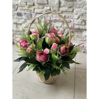 Кошик з лози прикрашений