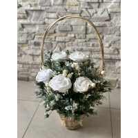 Кошик з лози прикрашений