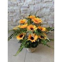 Кошик з лози та соняхами