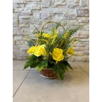 Кошик з лози прикрашений