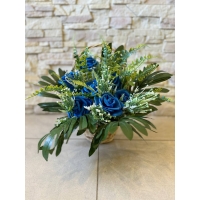 Кошик з лози прикрашений