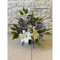 Кошик з лози прикрашений