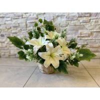 Кошик з лози прикрашений