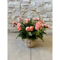 Кошик з лози прикрашений