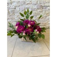 Кошик з лози прикрашений