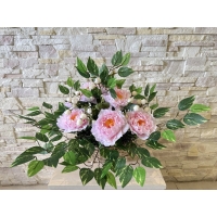 Кошик з лози прикрашений