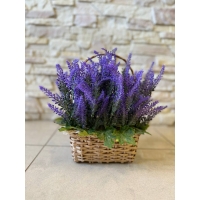 Кошик з лози прикрашений