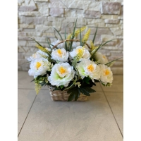 Кошик з лози прикрашений