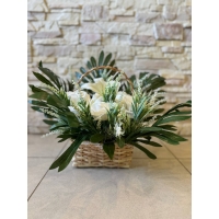 Кошик з лози прикрашений