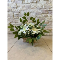 Кошик з лози прикрашений