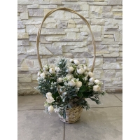 Кошик з лози прикрашений