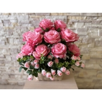 Кошик з натуральної лози з рожевими трояндами