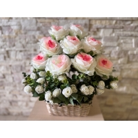 Кошик з натуральної лози з біло-рожевими трояндами