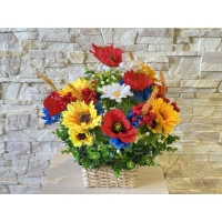 Корзина из лозы с букетом в украинском стиле