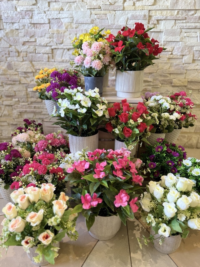 Розширення асортименту: нові кашпо з букетами штучних квітів