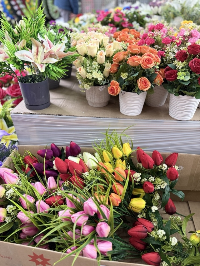 Запрошуємо придбати букети штучних квітів в роздріб