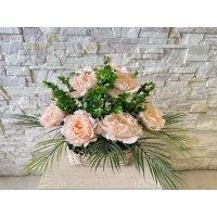 Кошик з лози прикрашений